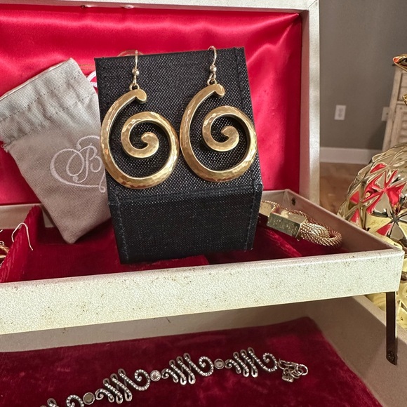 Brighton Versailles Garden French Wire Earrings
STYLE JE5331 - Picture 5 of 8